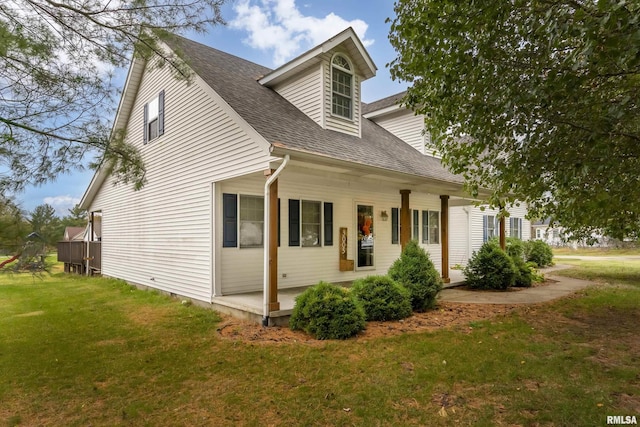 cape cod-style house with a front yard