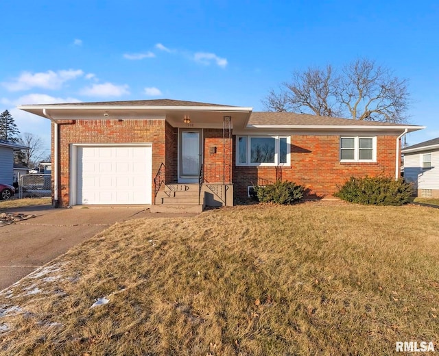 view of front of home featuring a front yard and a garage