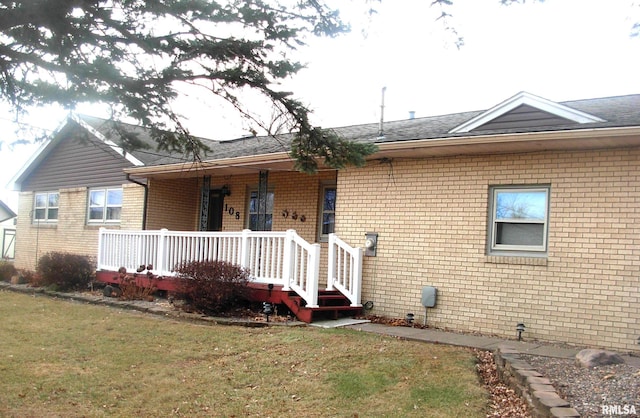 view of front facade featuring a front lawn and covered porch