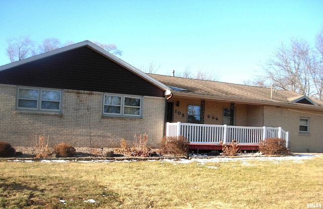 ranch-style home featuring a front lawn