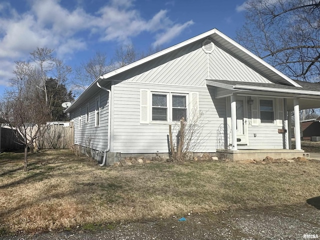 view of front of house with covered porch and a front lawn