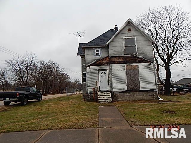 view of front of house with a front yard