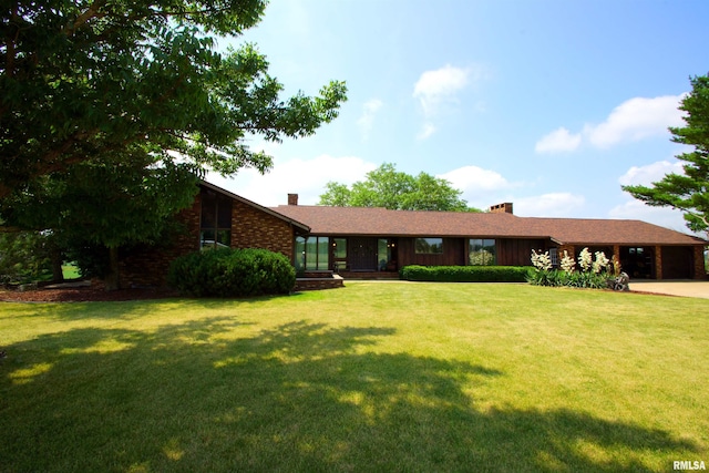 ranch-style house featuring a front yard