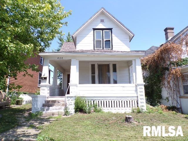 view of front of house featuring a front yard and a porch