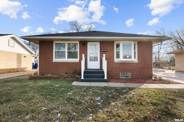 bungalow-style house with a front yard