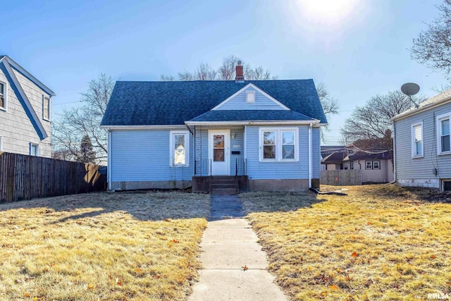 bungalow featuring a front lawn