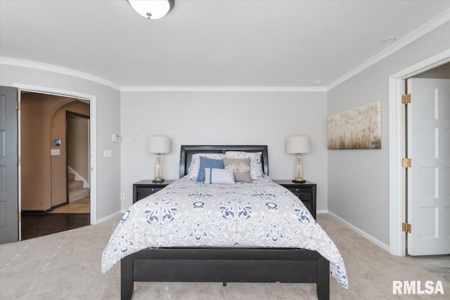 bedroom with baseboards, carpet floors, arched walkways, and crown molding