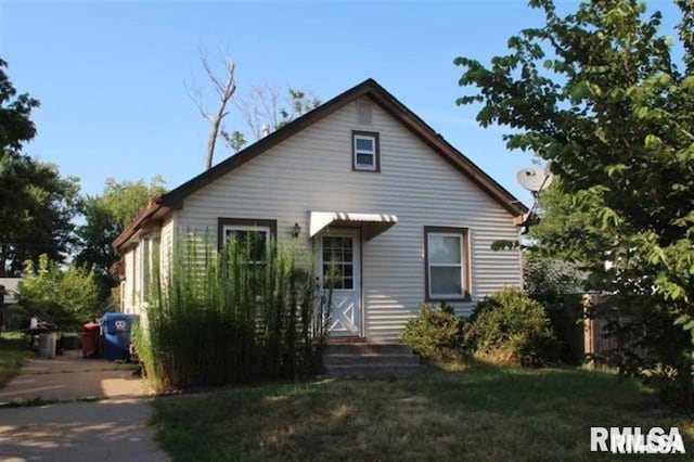 1836 Cody St, Bettendorf, IA 52722 - bungalow featuring a front lawn
