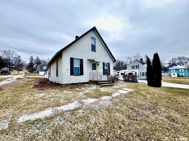 view of front of home featuring a front yard