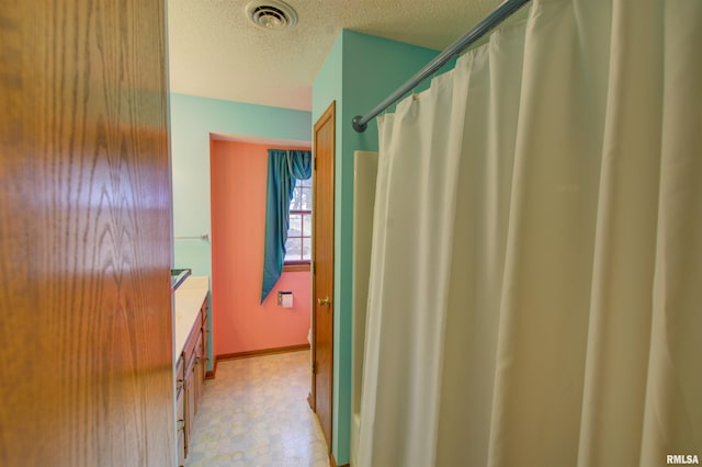 591 Breezy Point Dr, Clinton, IA 52732 - bathroom featuring a textured ceiling