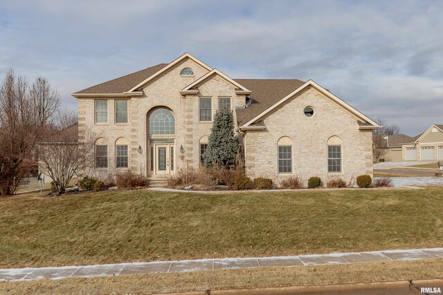 view of front facade featuring a front lawn