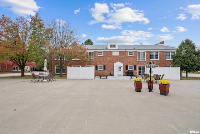 view of front of property featuring a patio