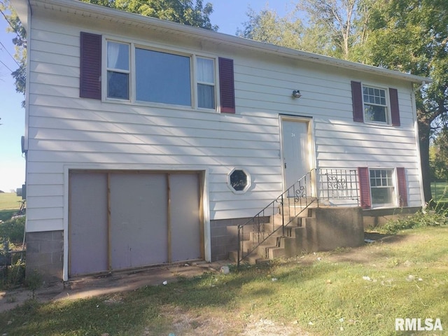 bi-level home featuring a front yard