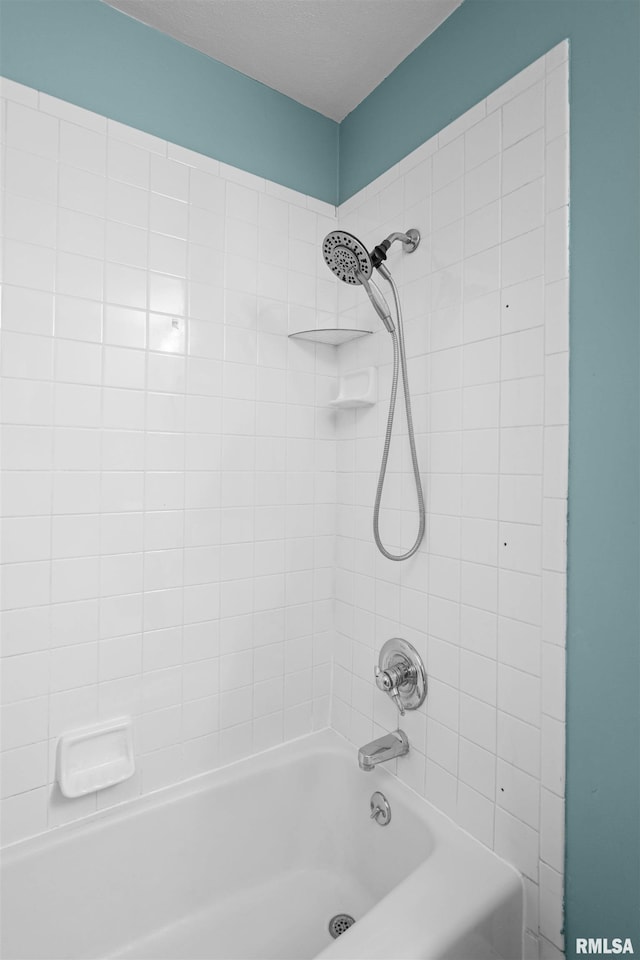 bathroom featuring tiled shower / bath