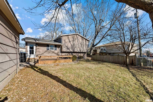 view of yard featuring a hot tub