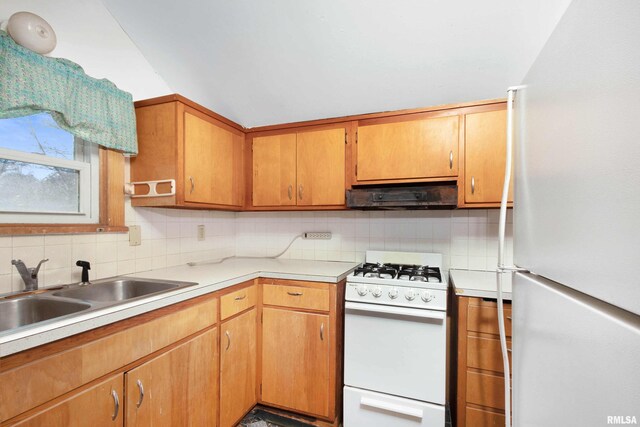 dining room with crown molding and ceiling fan