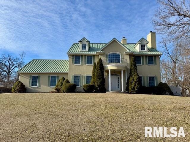 view of front facade featuring a front yard