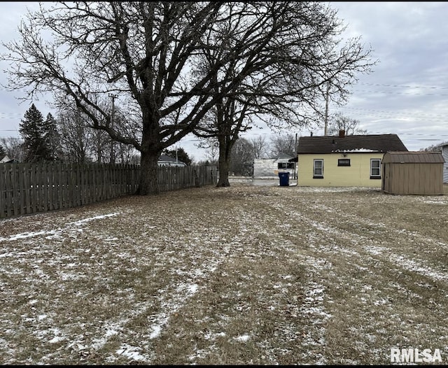 view of yard featuring a storage shed