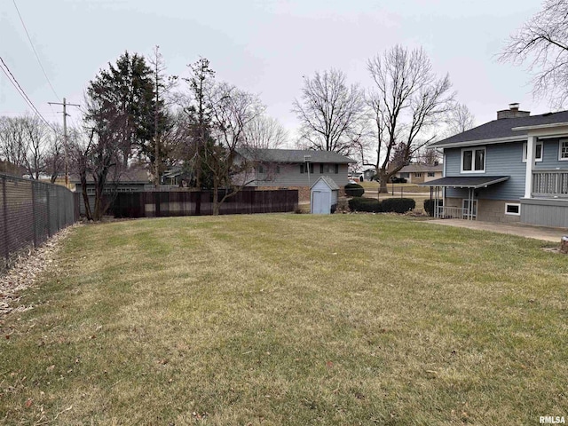 view of yard with a shed