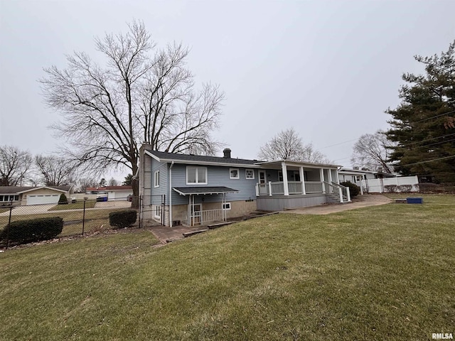 view of front of property featuring covered porch and a front lawn