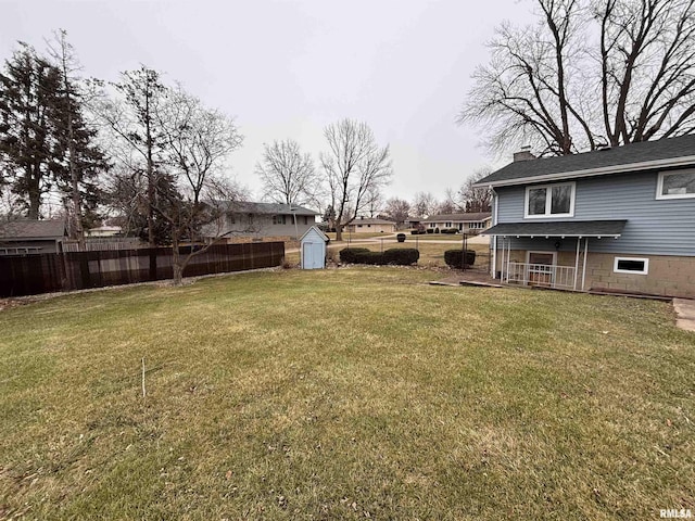 view of yard featuring a shed