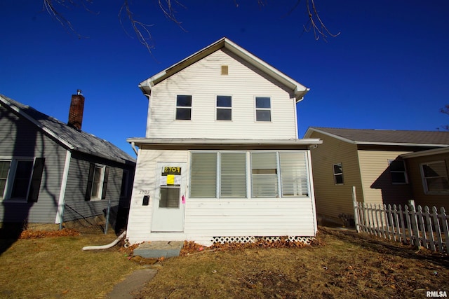 view of front of property featuring a front lawn