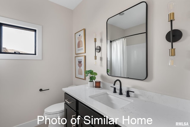 bathroom featuring a shower with curtain, vanity, and toilet