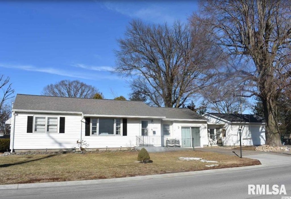 ranch-style home featuring a front lawn