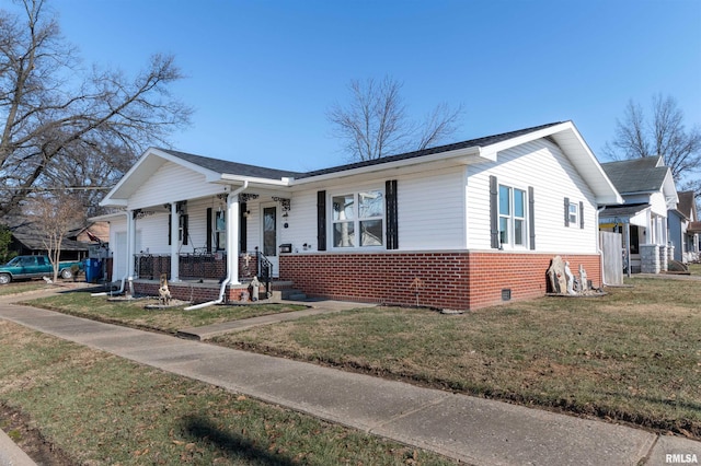 view of front of property featuring covered porch and a front lawn