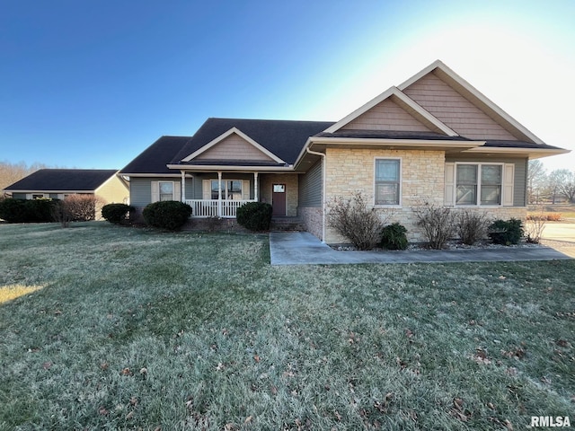 view of front facade featuring covered porch and a front lawn