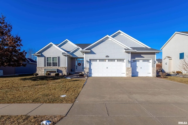 craftsman house featuring a garage and a front lawn