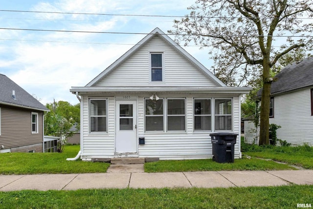 bungalow-style house featuring a front lawn