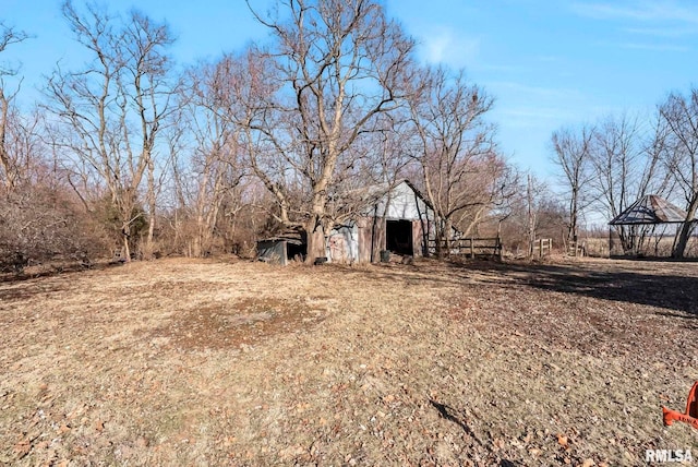 view of yard featuring an outdoor structure