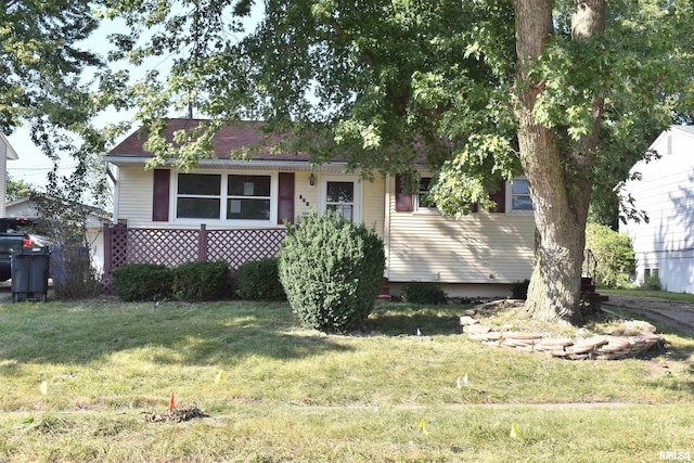 view of front of house with a front lawn