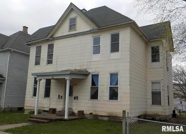 view of front of home featuring a front yard