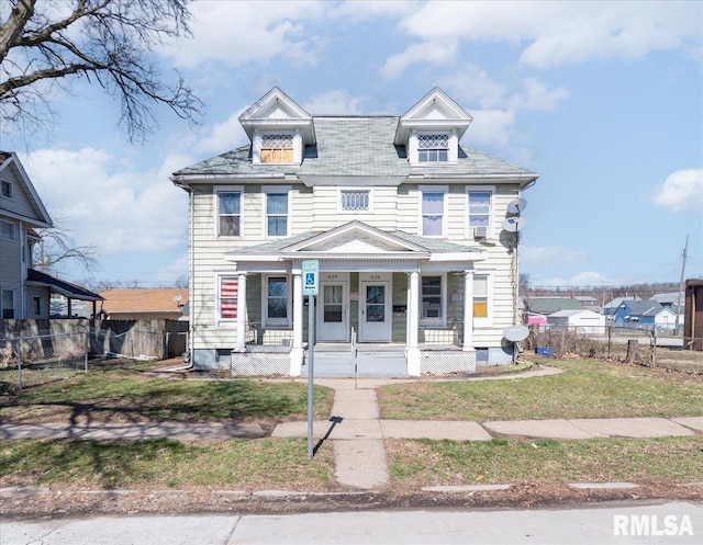 view of front facade featuring a front lawn and a porch