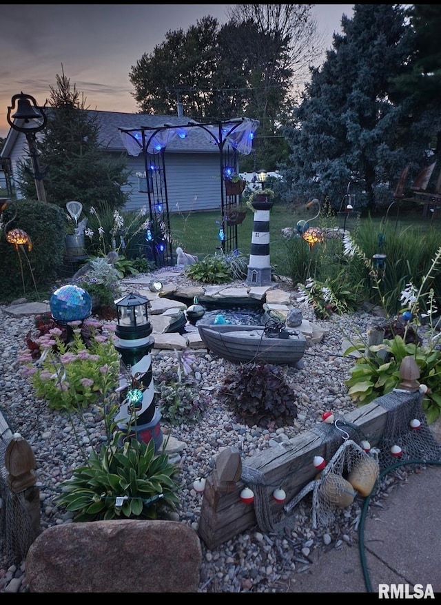 view of yard at dusk