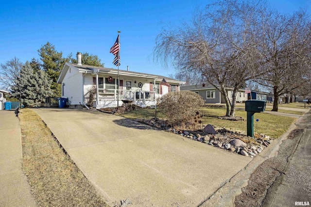 ranch-style home with a front lawn and a porch