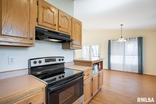 kitchen featuring electric stove, vaulted ceiling, light hardwood / wood-style flooring, and pendant lighting