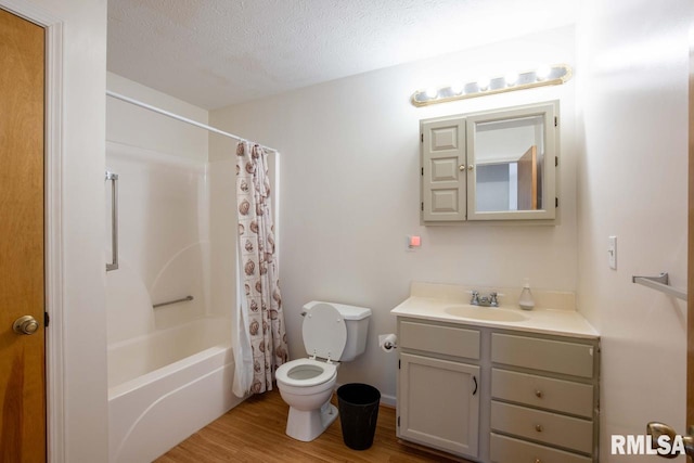 full bathroom featuring hardwood / wood-style floors, vanity, toilet, shower / bath combo, and a textured ceiling