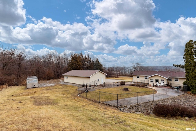 view of yard with an outbuilding