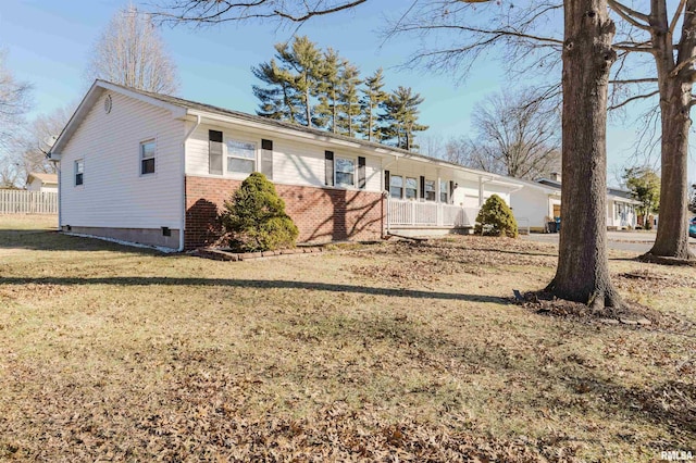 ranch-style home featuring a front lawn