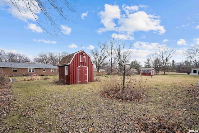 view of yard featuring a storage shed