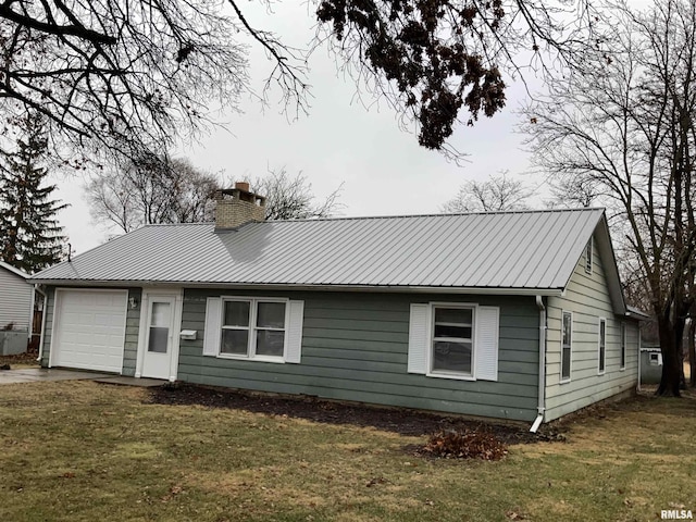 single story home with a front lawn