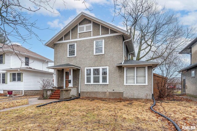 view of front of property with a front yard