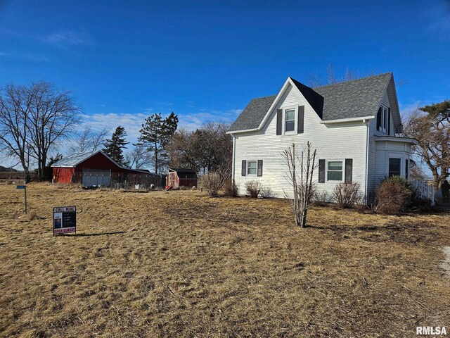 view of yard featuring a garage and an outdoor structure