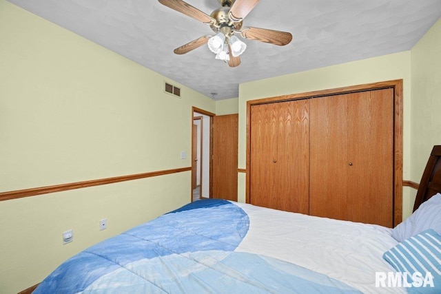 bedroom featuring ceiling fan and a closet