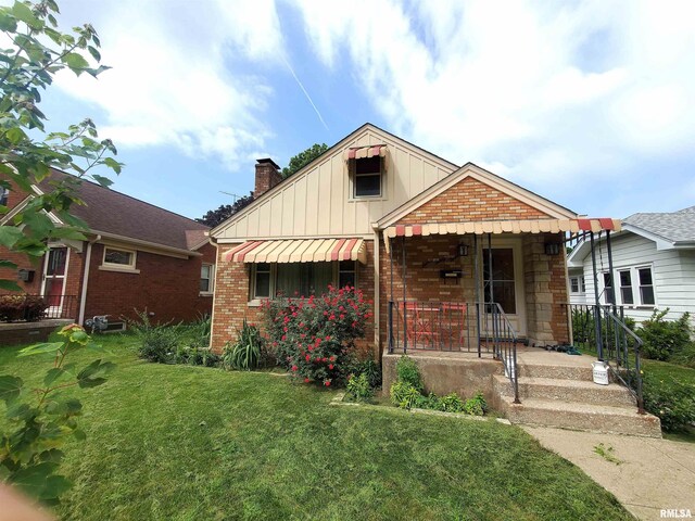 view of front of house with a front lawn and covered porch