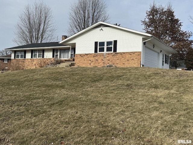 view of front of house featuring a garage and a front yard