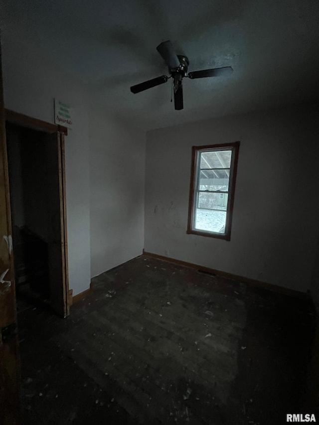 unfurnished room with ceiling fan